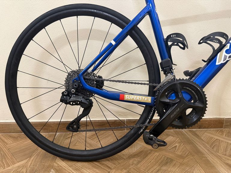 Używany Cinelli SUPERSTAR - 105 DISC DI2 2025 2025 Road & Gravel — zdjęcie 6 z 9