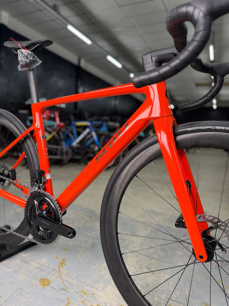 Używany Scott Addict RC30 Di2 Carbon 2025 Road & Gravel — zdjęcie 2 z 10