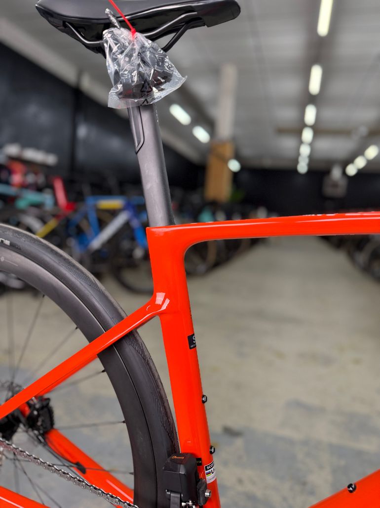 Używany Scott Addict RC30 Di2 Carbon 2025 Road & Gravel — zdjęcie 4 z 10
