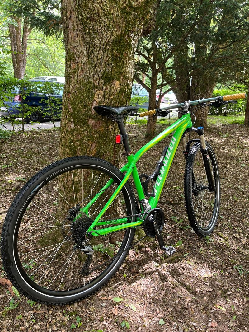 Specialized Rockhopper Shimano Acera 2016 Mountainbike usato, Verde — immagine 1 di 8