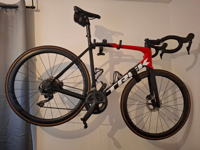 Used Trek Émonda SL 6 Disc 2022 2022 Road & Gravel, Black — image 1 of 3