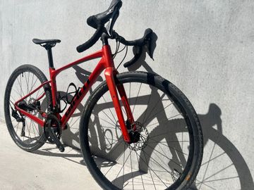 Used Giant Revolt 1 2022 2022 Road & Gravel, Red — image 5 of 5