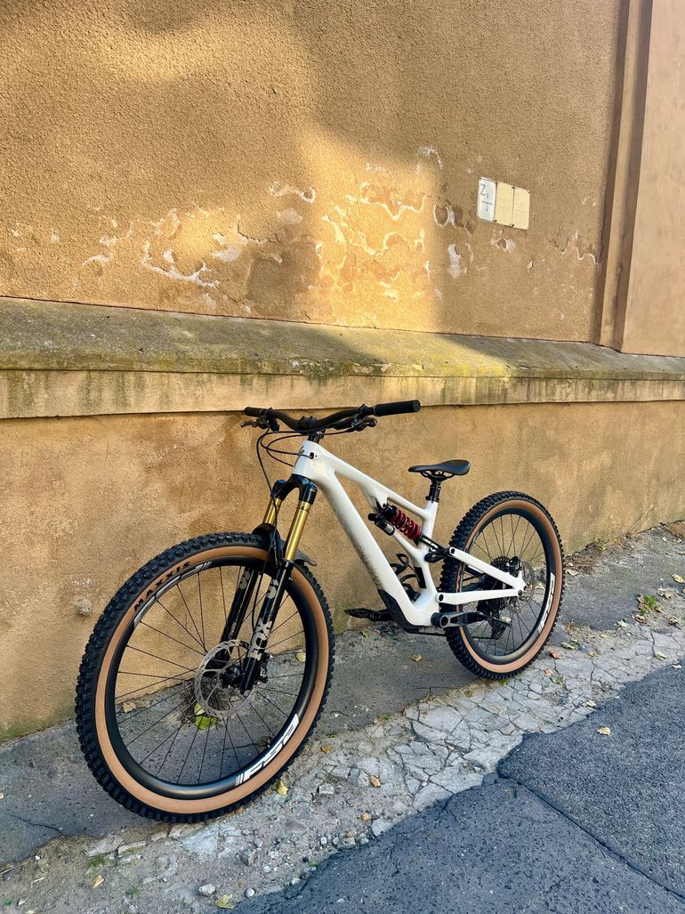 Used Specialized Stumpjumper EVO Pro 2023 2023 Mountainbike, White, 29 — image 2 of 3