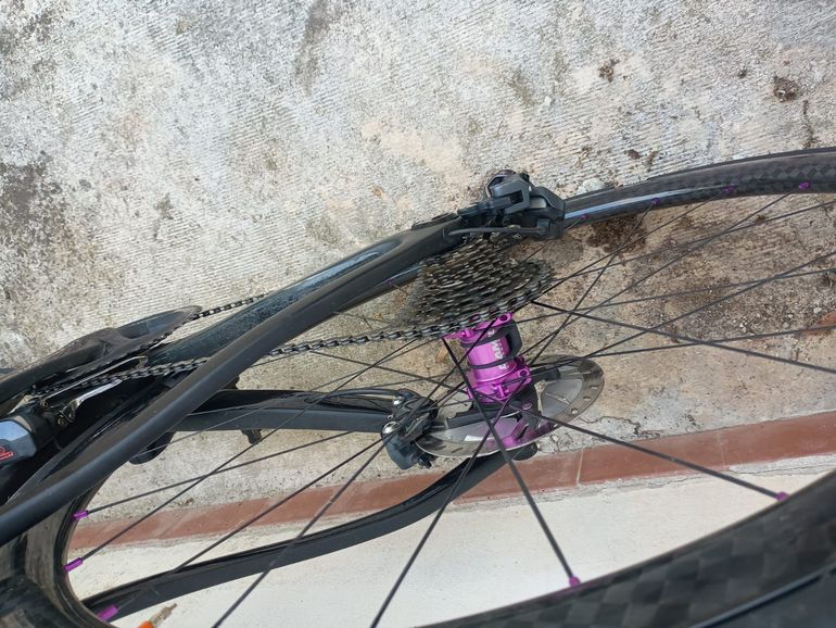 Pinarello Prince Disc Ultegra Di2 Bike w/Alloy wheels 2021 2021 Road & Gravel d'occasion — image 6 sur 7