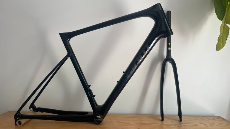 Giant Defy Advanced 1 2023 Frameset 2023 Road & Gravel d'occasion — image 1 sur 7