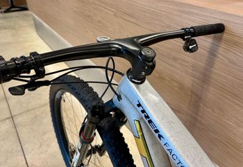 Used Trek Supercaliber SLR 9.9 XX AXS Gen 2 2024 2024 Mountainbike, Light Gray, 29 — image 8 of 14