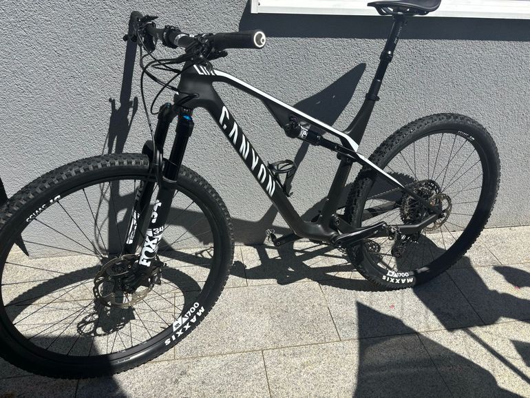 Used Canyon Lux CF SL 7.0 2020 2020 Mountainbike, Black, 29 — image 1 of 7