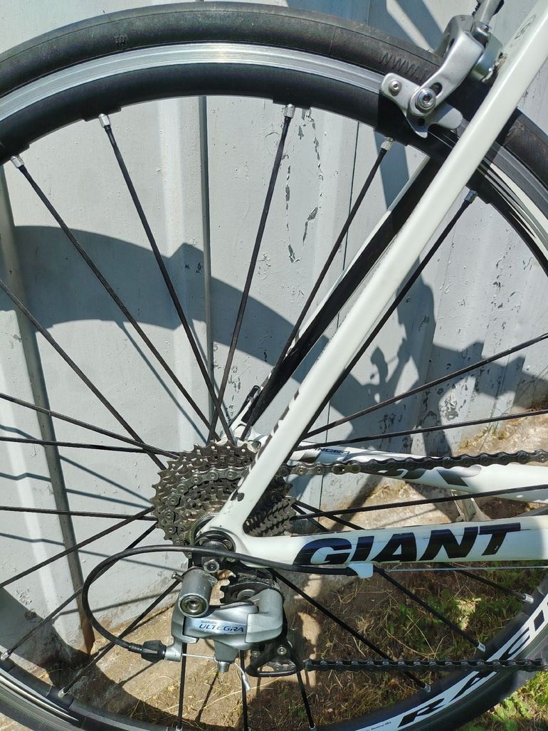 Used Giant Tcr Shimano Ultegra 2010 Road & Gravel, White — image 4 of 5