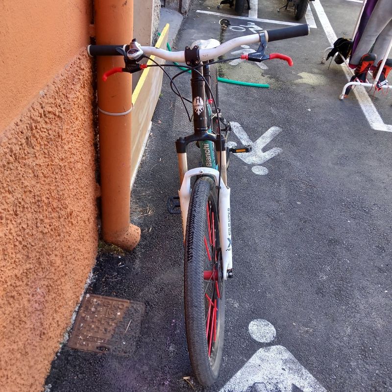 Used Bianchi Custom Shimano Altus 2000 Mountainbike, Black — image 4 of 6