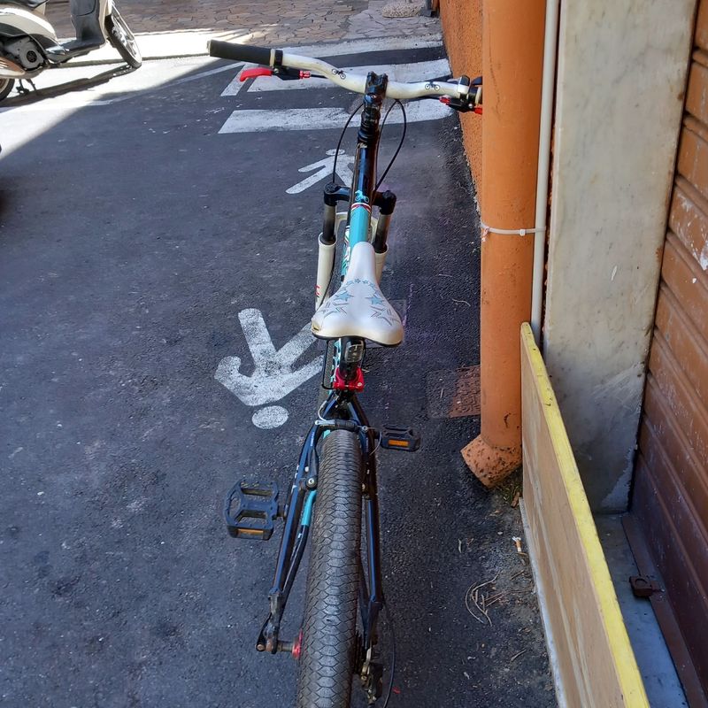 Used Bianchi Custom Shimano Altus 2000 Mountainbike, Black — image 5 of 6