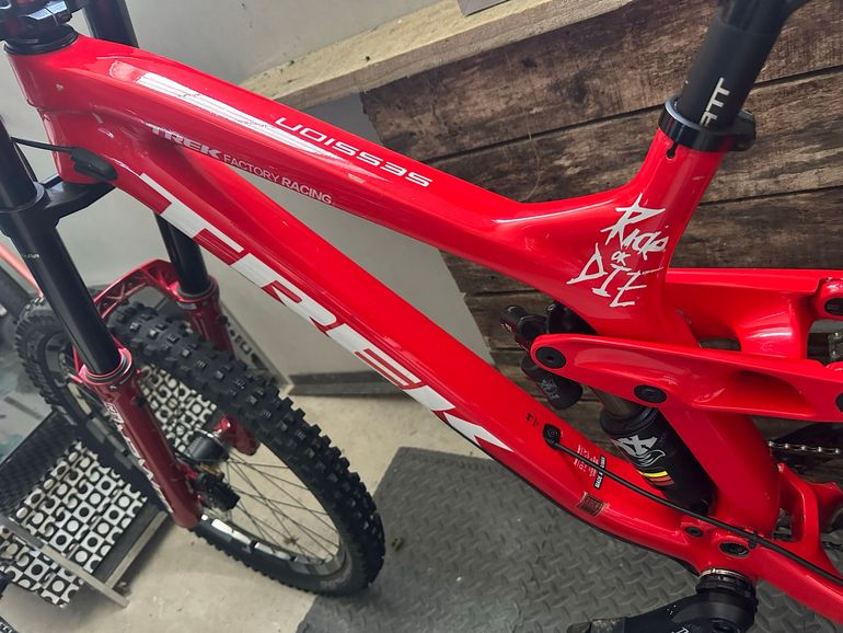 Used Trek Session 9.9 DH 27.5 Race Shop Limited 2018 2018 Mountainbike, Red, 27.5 — image 4 of 11