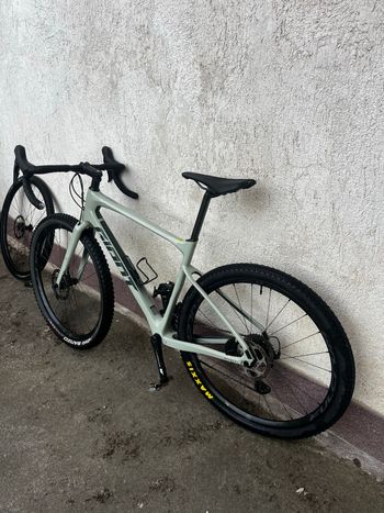 Used Giant Revolt, Advanced 2 2021 2021 Road & Gravel, Green — image 9 of 11