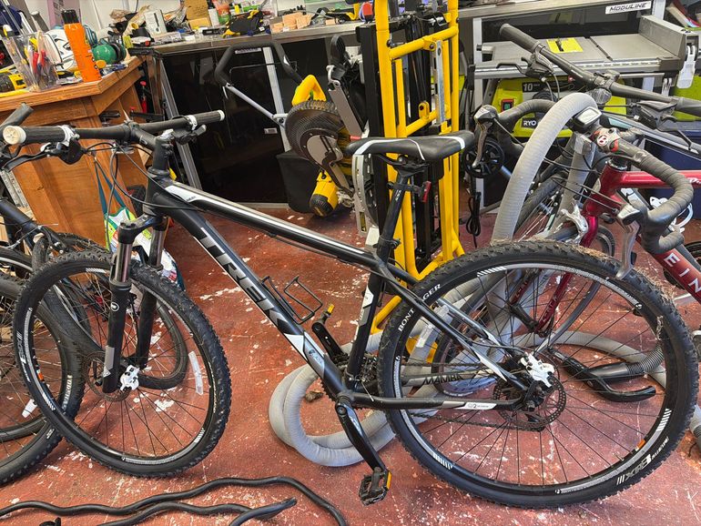 Used Trek Mamba 2012 2012 Mountainbike, Black, 29 — image 1 of 4
