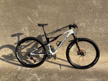 Gebrauchtes Orbea OIZ M30 2024 2024 Mountainbike, Weiß, 29 — Bild 2 von 9