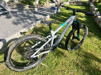 Used Trek Fuel EX 8 Women's 2019 2019 Mountainbike, Light Gray, 27.5 — image 2 of 7