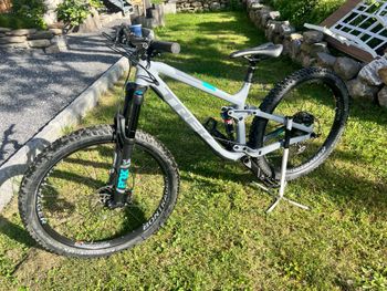 Used Trek Fuel EX 8 Women's 2019 2019 Mountainbike, Light Gray, 27.5 — image 4 of 7
