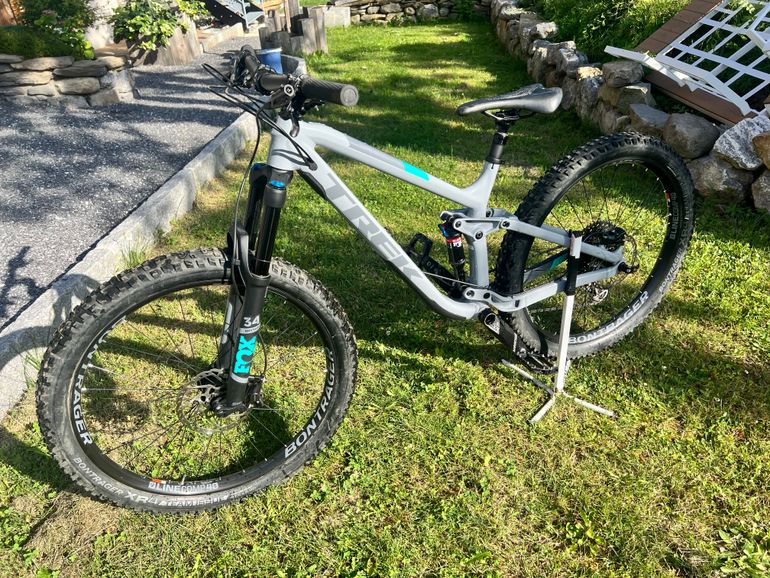 Used Trek Fuel EX 8 Women's 2019 2019 Mountainbike, Light Gray, 27.5 — image 4 of 7