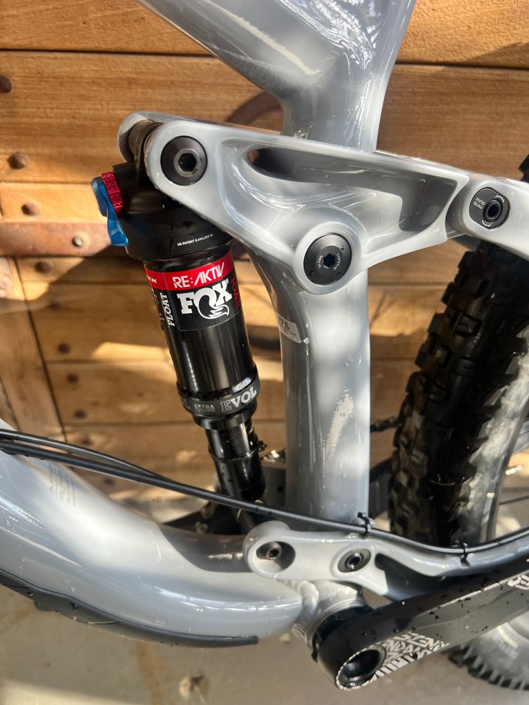Used Trek Fuel EX 8 Women's 2019 2019 Mountainbike, Light Gray, 27.5 — image 6 of 7