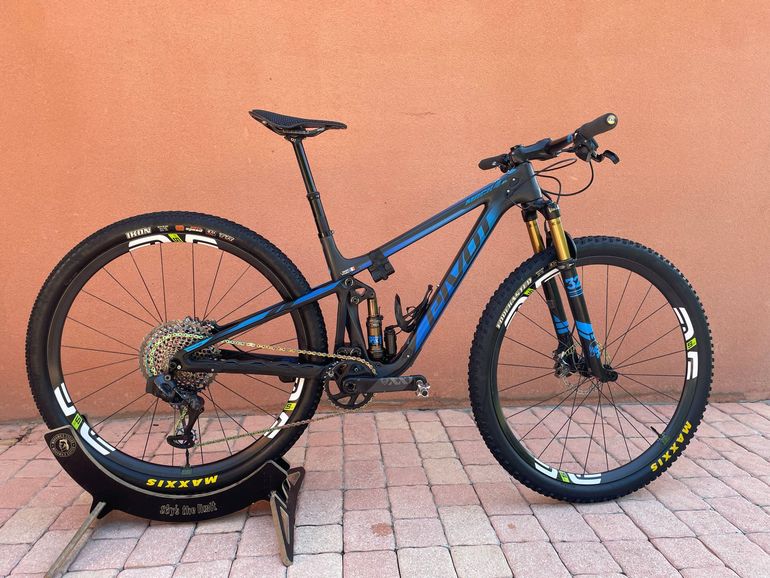 Použité Pivot Mach 4 SL Team XX1 AXS w/ Fox Live Valve 2020 2020 Mountainbike — obrázek 1 z 7