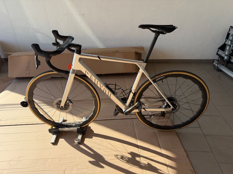 Used Canyon Ultimate CFR Disc eTap 2022 2022 Road & Gravel, Light Gray — image 1 of 3