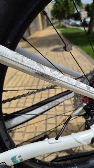 Used Liv Custom Shimano Deore XT 2018 Mountainbike, White — image 8 of 12