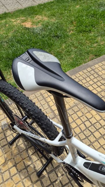 Used Liv Custom Shimano Deore XT 2018 Mountainbike, White — image 6 of 12