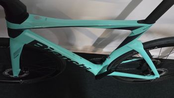 Used Bianchi Oltre Shimano Ultegra Di2 2026 Road & Gravel, Green — image 12 of 16