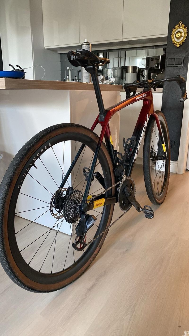 Trek Domane SRAM Force eTap AXS 2024 Road & Gravel d'occasion — image 4 sur 5