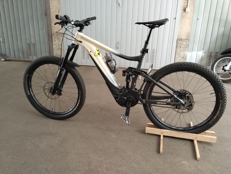 Used Giant Reign+ 2 Pro 2020 Mountainbike, White — image 1 of 4