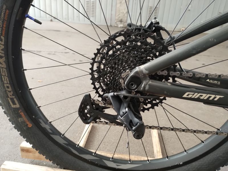 Used Giant Reign+ 2 Pro 2020 Mountainbike, White — image 3 of 4