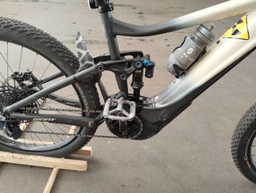 Used Giant Reign+ 2 Pro 2020 Mountainbike, White — image 2 of 4