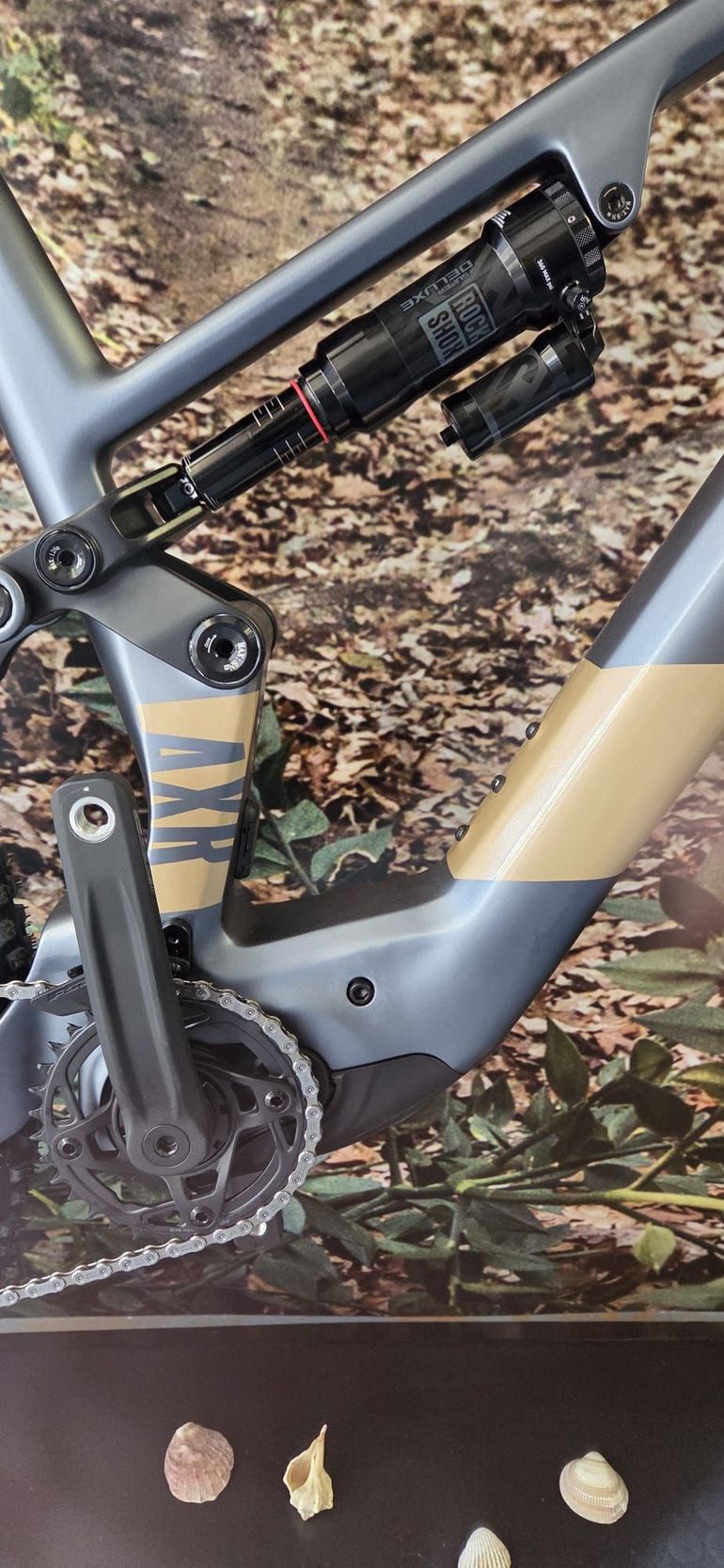 Used Whistle AXR 8.6 2026 Mountainbike, Light Gray — image 4 of 7