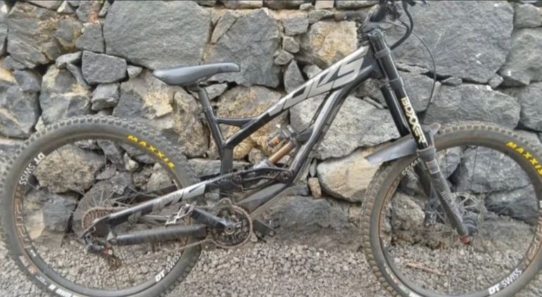 Used YT Custom SRAM X01 DH 2017 Mountainbike, Black — image 1 of 3