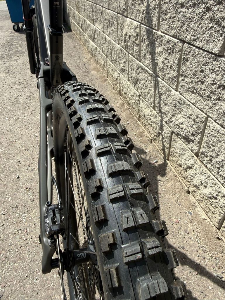 Used Transition Sentinel Carbon XT 2025 2025 Mountainbike, Light Gray — image 12 of 15