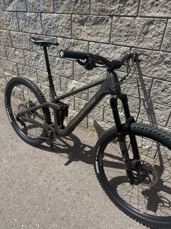 Used Transition Sentinel Carbon XT 2025 2025 Mountainbike, Light Gray — image 2 of 15