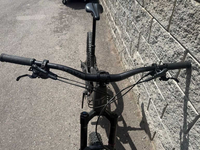 Used Transition Sentinel Carbon XT 2025 2025 Mountainbike, Light Gray — image 5 of 15