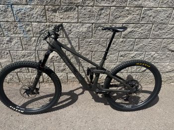 Used Transition Sentinel Carbon XT 2025 2025 Mountainbike, Light Gray — image 9 of 15