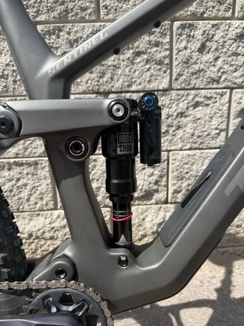 Used Transition Sentinel Carbon XT 2025 2025 Mountainbike, Light Gray — image 7 of 15