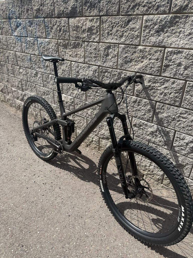 Used Transition Sentinel Carbon XT 2025 2025 Mountainbike, Light Gray — image 2 of 15