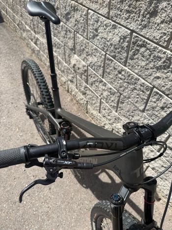 Used Transition Sentinel Carbon XT 2025 2025 Mountainbike, Light Gray — image 6 of 15