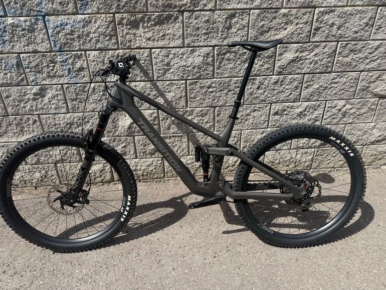 Used Transition Sentinel Carbon XT 2025 2025 Mountainbike, Light Gray — image 11 of 15