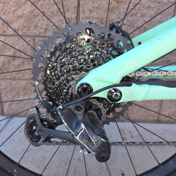 Used Specialized Turbo Levo Alloy 2022 2022 Mountainbike, Green, 29, 27.5 — image 8 of 24