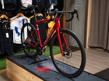 Used Specialized Tarmac SL8 Expert - Shimano Ultegra Di2 2026 2026 Road & Gravel, Red — image 2 of 9
