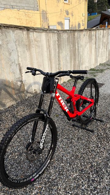 Used Trek Session 9.9 Carbon 2020 Mountainbike, Red — image 3 of 6