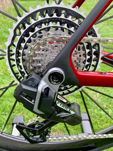 Trek Madone SRAM Force eTap AXS 2025 Road & Gravel usato, Rosso — immagine 3 di 3