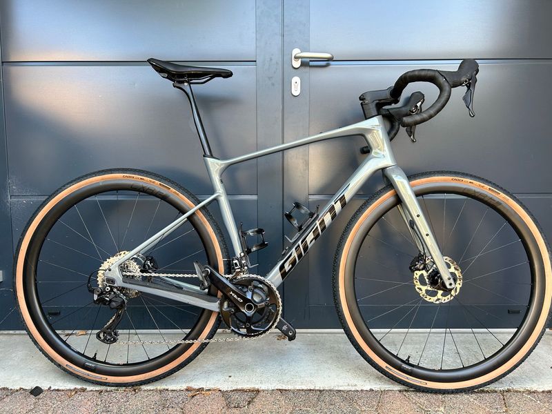 Gebrauchtes Giant Revolt Advanced 0 2025 2025 Road & Gravel, Hellgrau — Bild 1 von 6