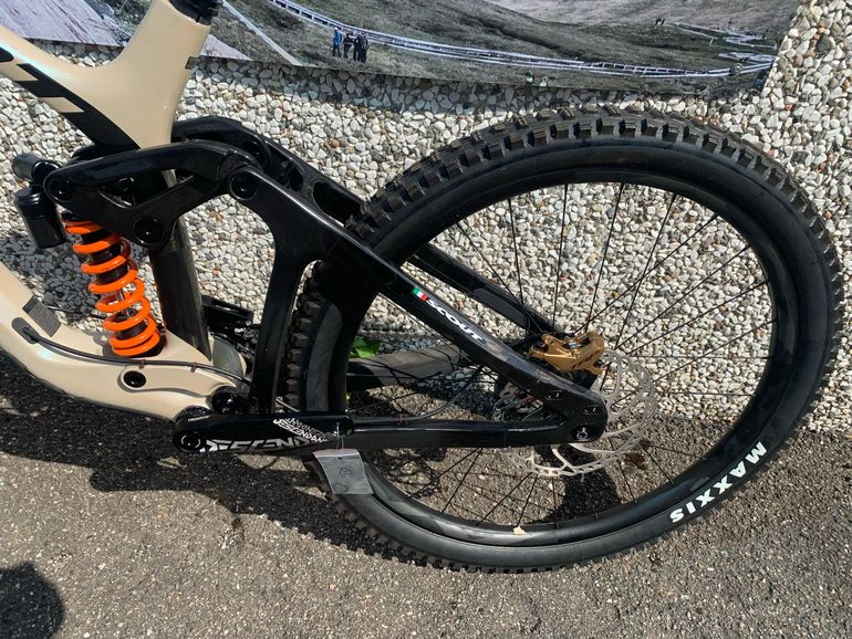 Used Giant Glory Advanced 2024 2024 Mountainbike, White, 29, 27.5 — image 8 of 11