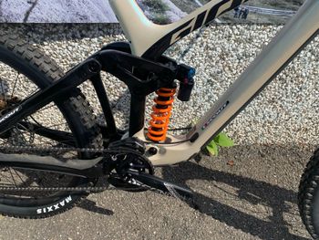 Used Giant Glory Advanced 2024 2024 Mountainbike, White, 29, 27.5 — image 7 of 11