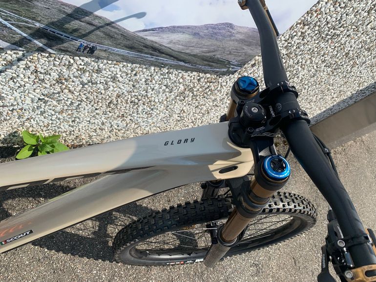 Used Giant Glory Advanced 2024 2024 Mountainbike, White, 29, 27.5 — image 5 of 11