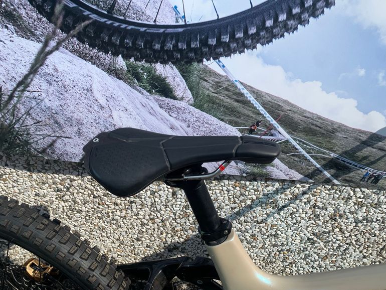Used Giant Glory Advanced 2024 2024 Mountainbike, White, 29, 27.5 — image 6 of 11